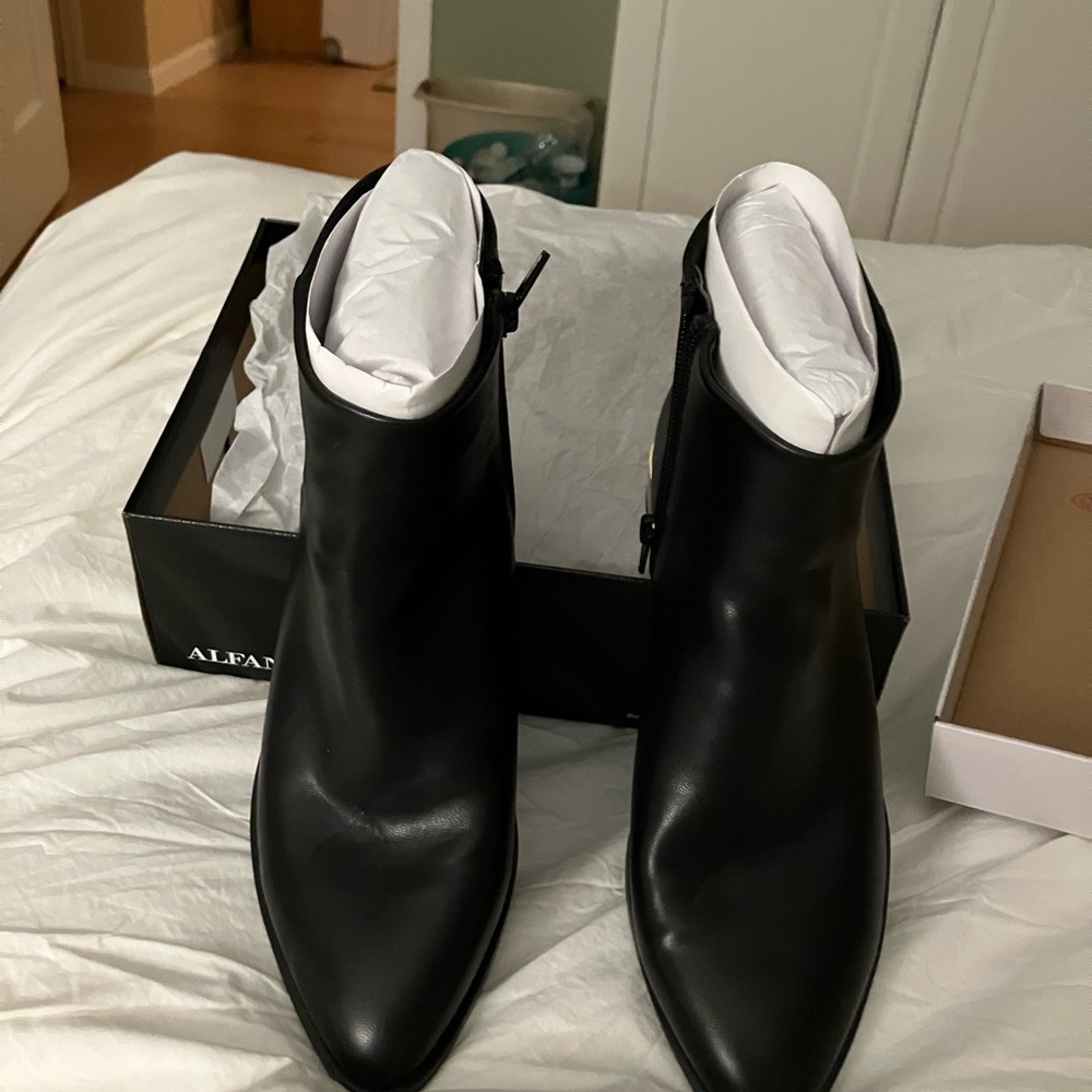 Beautiful black leather boots size 8!